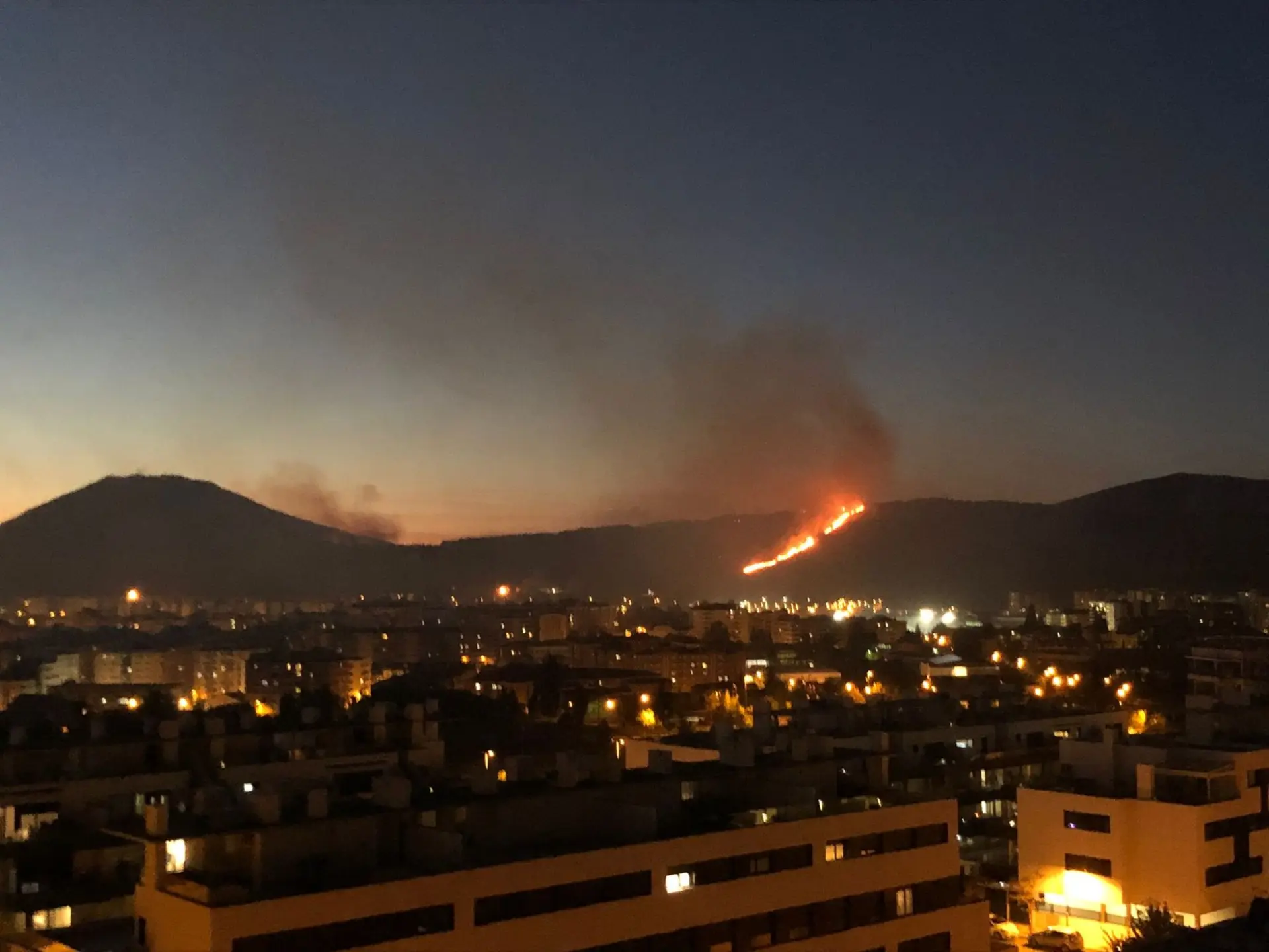 Columna de humo de un incendio forestal en las Peñas de Riglos